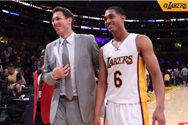 纵深传跑 纵深传跑